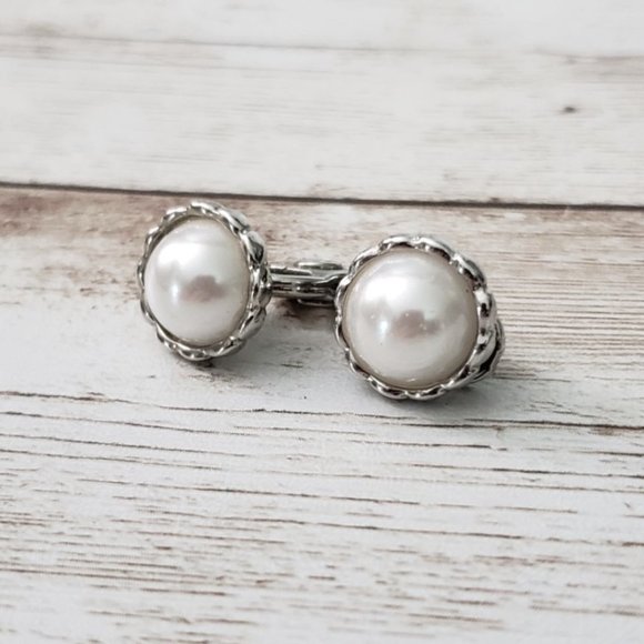 Vintage JJC Clip On Earrings Pearlescent with Fancy Silver Tone Halo - Picture 2 of 4